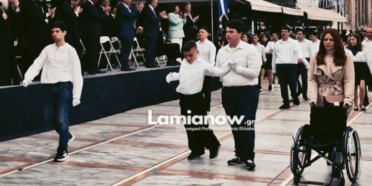 Έλενα Ακρίτα: «Μισαναπηρισμός» η παρουσίαση του μαθητή που σηκώθηκε από το αμαξίδιο και έκανε παρέλαση – Τι της απάντησε καθηγήτριά του