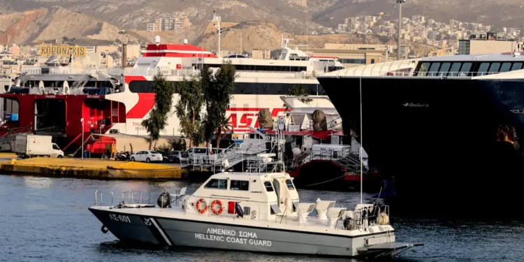 Έρευνες στον Σαρωνικό για 61χρονη που ανέβηκε στο πλοίο για Χίο και εξαφανίστηκε