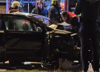 Τροχαίο στη Λεωφόρο Ποσειδώνος: Χωρίς δίπλωμα ο 20χρονος οδηγός του αυτοκινήτου που «καρφώθηκε» σε κολώνα