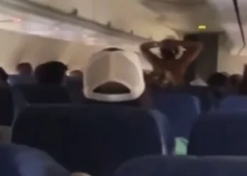Πανικός σε πτήση: Επιβάτιδα έτρεχε γυμνή στον διάδρομο και ούρλιαζε (Βίντεο)