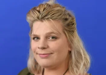 ΗΠΑ: Μάσκες από το Scream έβαζε σε ανήλικους για να κάνουν ομαδικό σεξ η καθηγήτρια που απέδωσε τις πράξεις της στο ότι έχασε 68 κιλά