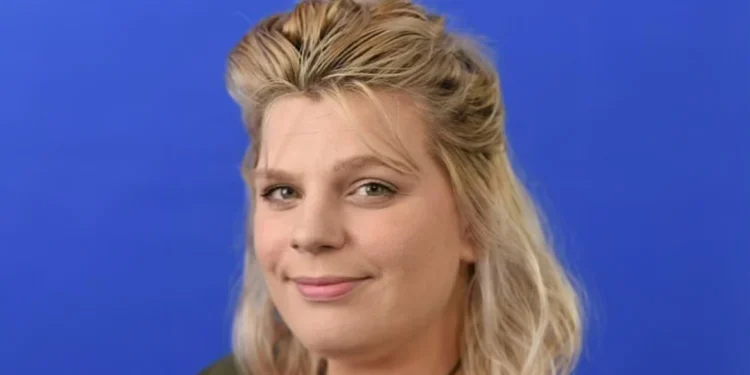 ΗΠΑ: Μάσκες από το Scream έβαζε σε ανήλικους για να κάνουν ομαδικό σεξ η καθηγήτρια που απέδωσε τις πράξεις της στο ότι έχασε 68 κιλά