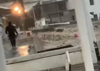 Ήχησε και στη Μύκονο το 112 – Εκσκαφέας σπάει τοίχο για να φύγει το νερό (Βίντεο)