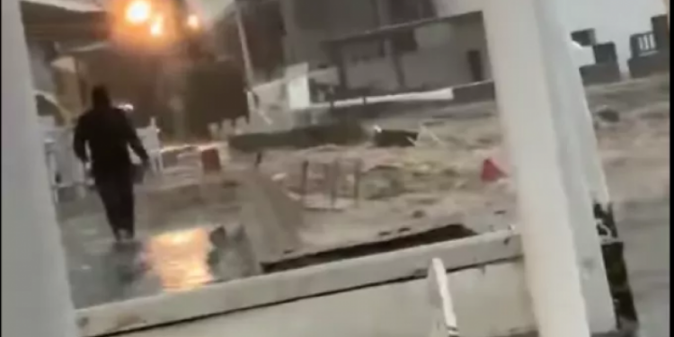 Ήχησε και στη Μύκονο το 112 – Εκσκαφέας σπάει τοίχο για να φύγει το νερό (Βίντεο)