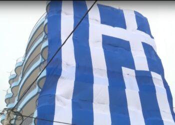 Γιγάντια ελληνική σημαία αναρτήθηκε στο Κερατσίνι – Καλύπτει μια επταώροφη πολυκατοικία(Βίντεο)