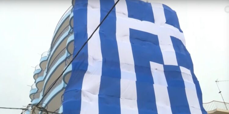 Γιγάντια ελληνική σημαία αναρτήθηκε στο Κερατσίνι – Καλύπτει μια επταώροφη πολυκατοικία(Βίντεο)
