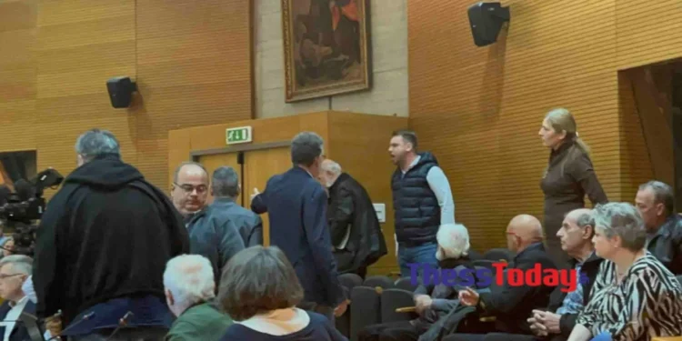 Επεισοδιακό δημοτικό συμβούλιο στη Θεσσαλονίκη για το άγαλμα Μπουτάρη – «Σιγά μην φοβηθώ» από τον Αγγελούδη, τι ζητά η οικογένεια του πρώην δημάρχου