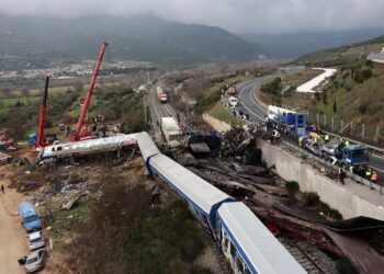 Τραγωδία στα Τέμπη: “Έδωσαν σε πατέρα σορό με μέλος άλλου ατόμου” – Σοκάρει η καταγγελία Μαντζουράνη (video)