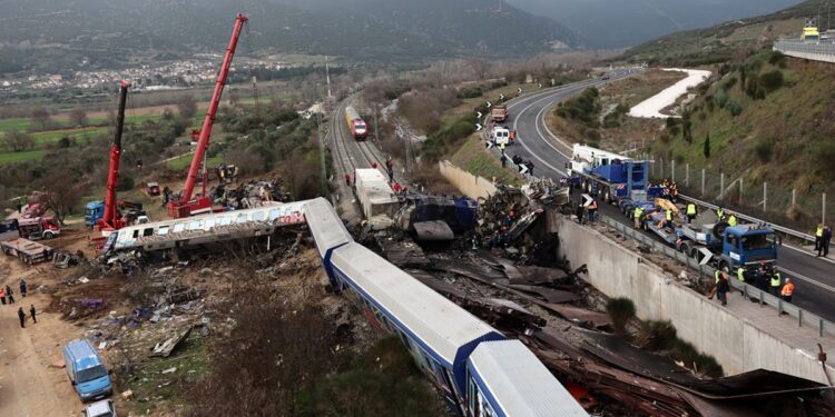Τραγωδία στα Τέμπη: “Έδωσαν σε πατέρα σορό με μέλος άλλου ατόμου” – Σοκάρει η καταγγελία Μαντζουράνη (video)