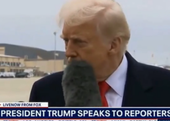 Ρεπόρτερ χτύπησε τον πρόεδρο Τραμπ στο πρόσωπο με το μικρόφωνο!