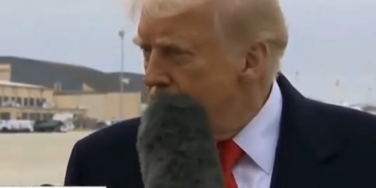 Ρεπόρτερ χτύπησε τον πρόεδρο Τραμπ στο πρόσωπο με το μικρόφωνο!