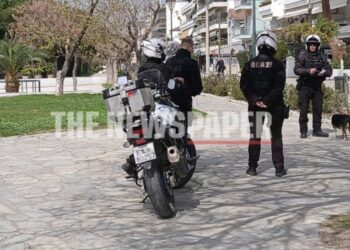 Βόλος: Χειροπέδες σε νεαρό επιδειξία – Καταγγελίες ότι κυνήγησε γυναίκες