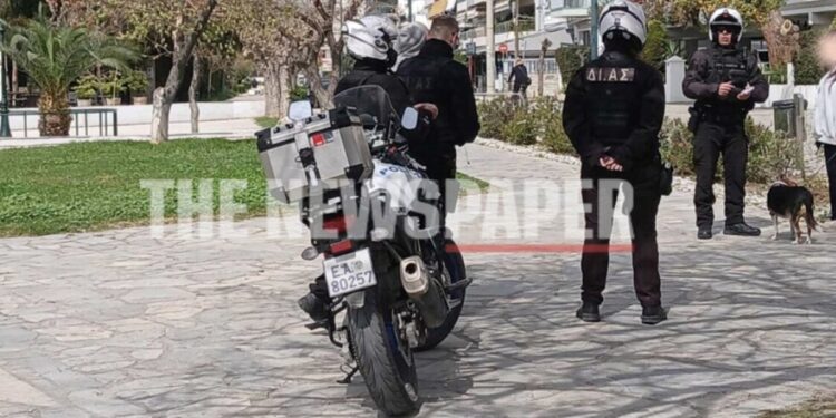 Βόλος: Χειροπέδες σε νεαρό επιδειξία – Καταγγελίες ότι κυνήγησε γυναίκες