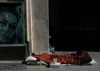 Θρίλερ με τον θάνατο αστέγου σε εστιατόριο της Αθήνας – Εργαζόμενοι τον μετέφεραν εκτός για να αποπροσανατολίσουν τις Αρχές