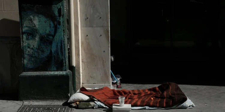 Θρίλερ με τον θάνατο αστέγου σε εστιατόριο της Αθήνας – Εργαζόμενοι τον μετέφεραν εκτός για να αποπροσανατολίσουν τις Αρχές