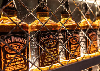 Αντίποινα Καναδά για τους δασμούς Τραμπ – Εκτός ραφιών ποτά, αντίδραση από την Jack Daniel’s