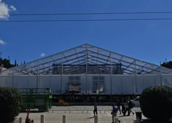 Στοπ στις εργασίες για την τεράστια κατασκευή μπροστά στο Καλλιμάρμαρο – Παραβιάστηκε ο νόμος, λέει το υπ. Πολιτισμού