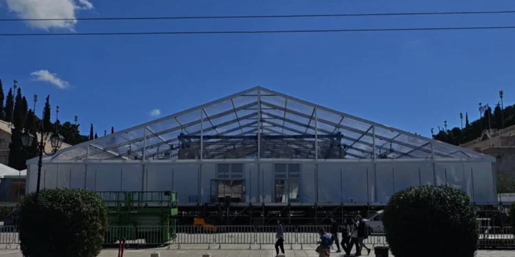 Στοπ στις εργασίες για την τεράστια κατασκευή μπροστά στο Καλλιμάρμαρο – Παραβιάστηκε ο νόμος, λέει το υπ. Πολιτισμού