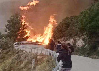 Φωτιά στη Λευκάδα – Μήνυμα του 112, εκκενώνουν τον Άγιο Νικήτα