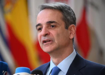 Μητσοτάκης από Παρίσι: Όχι στην αποστολή ελληνικών στρατευμάτων στην Ουκρανία