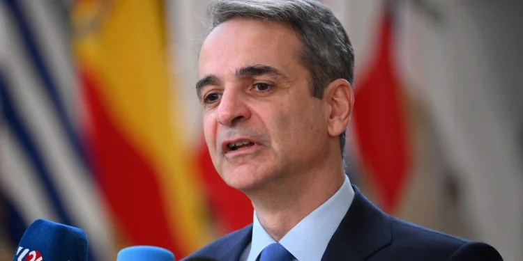 Μητσοτάκης από Παρίσι: Όχι στην αποστολή ελληνικών στρατευμάτων στην Ουκρανία