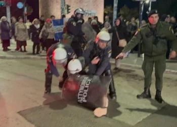 «Σταυροφόροι» εναντίον ΜΑΤ και θεατών παράστασης στη Θεσσαλονίκη, χρήση χημικών από την ΕΛΑΣ – Δείτε βίντεο και φωτογραφίες