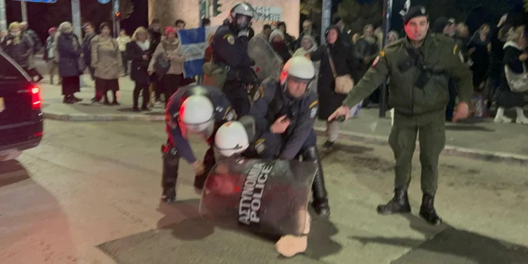 «Σταυροφόροι» εναντίον ΜΑΤ και θεατών παράστασης στη Θεσσαλονίκη, χρήση χημικών από την ΕΛΑΣ – Δείτε βίντεο και φωτογραφίες