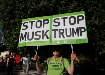 ΗΠΑ: Διαδηλώσεις κατά του Τραμπ και του Μασκ για τις περικοπές στο κοινωνικό κράτος