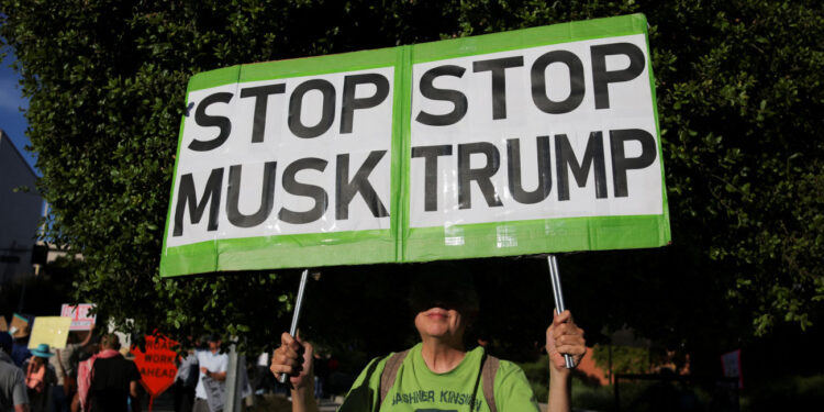 ΗΠΑ: Διαδηλώσεις κατά του Τραμπ και του Μασκ για τις περικοπές στο κοινωνικό κράτος