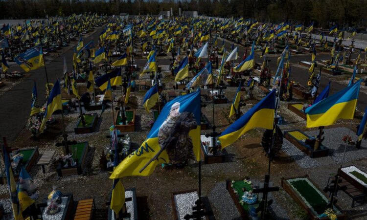 «Πτώματα σαπίζουν στα δάση»: Η Ουκρανία ένα τεράστιο νεκροταφείο στρατιωτών της που καταβροχθίζονται
