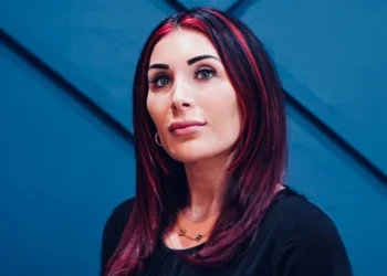 Συνωμοσιολόγος ίνφλουενσερ έπεισε τον Τραμπ να καθαιρέσει τον διευθυντή της αμερικανικής υπηρεσίας κατασκοπείας