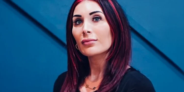 Συνωμοσιολόγος ίνφλουενσερ έπεισε τον Τραμπ να καθαιρέσει τον διευθυντή της αμερικανικής υπηρεσίας κατασκοπείας