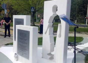 Μνημείο στη μνήμη του 15χρονου Τηλέμαχου Τσιμιρίκα που θυσιάστηκε για να σώσει τα αδέρφια του