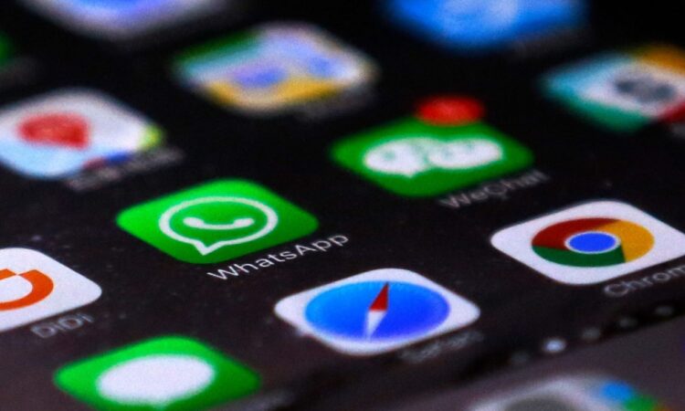 WhatsApp: Μόνο 30 μηνύματα το μήνα – Το Messenger βάζει όριο