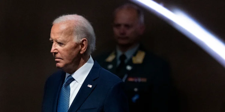 Βοηθοί του Μπάιντεν περιγράφουν τις δυσκολίες – Χρειαζόταν ταινία στο πάτωμα για να ξέρει πού πρέπει να πάει