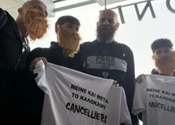 Επικό σκηνικό στο αεροδρόμιο Θεσσαλονίκης: «Μουσάτοι» οπαδοί του ΠΑΟΚ ζήτησαν αυτόγραφο από τον Καντσελιέρι