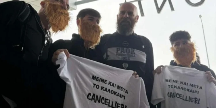 Επικό σκηνικό στο αεροδρόμιο Θεσσαλονίκης: «Μουσάτοι» οπαδοί του ΠΑΟΚ ζήτησαν αυτόγραφο από τον Καντσελιέρι