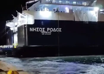 Χίος: Θυελλώδεις άνεμοι παρέσυραν πλοίο στο λιμάνι, έσπασαν οι κάβοι