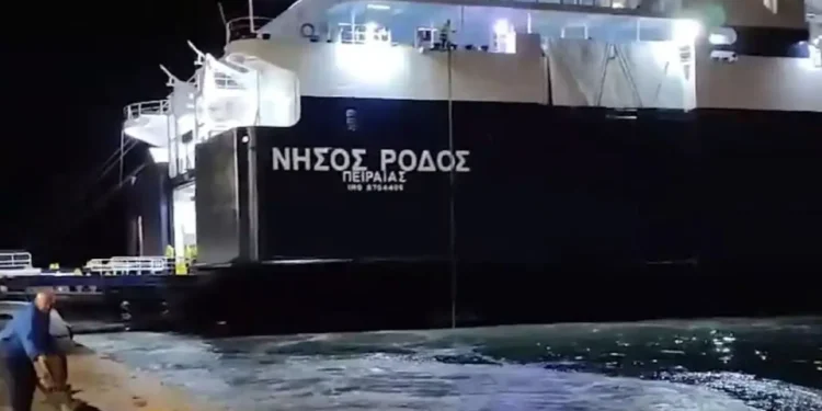 Χίος: Θυελλώδεις άνεμοι παρέσυραν πλοίο στο λιμάνι, έσπασαν οι κάβοι