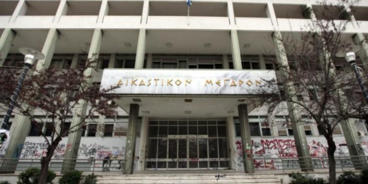 Ισόβια για άγρια γυναικοκτονία στη Λάρισα – Τύλιξε τη σορό της σε πάπλωμα