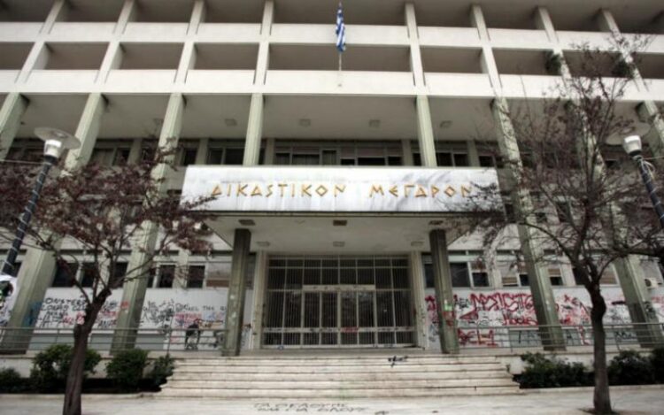 Ισόβια για άγρια γυναικοκτονία στη Λάρισα – Τύλιξε τη σορό της σε πάπλωμα