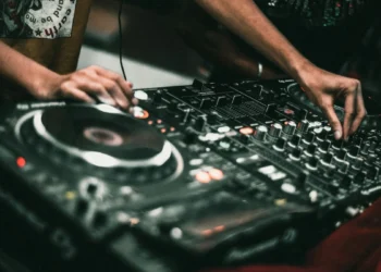 Djs στη Ναύπακτο πλακώθηκαν για τα ποσοστά: Του έκοψε το αυτί με μαχαίρι