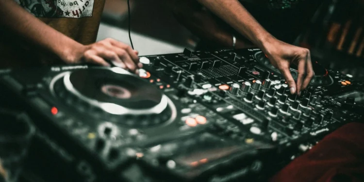 Djs στη Ναύπακτο πλακώθηκαν για τα ποσοστά: Του έκοψε το αυτί με μαχαίρι