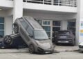 Τροχαίο στο ΟΑΚΑ: Κόλλησε το γκάζι, έπεσε σε παρκαρισμένο αυτοκίνητο και ένα ακόμα αναποδογύρισε