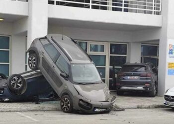 Τροχαίο στο ΟΑΚΑ: Κόλλησε το γκάζι, έπεσε σε παρκαρισμένο αυτοκίνητο και ένα ακόμα αναποδογύρισε