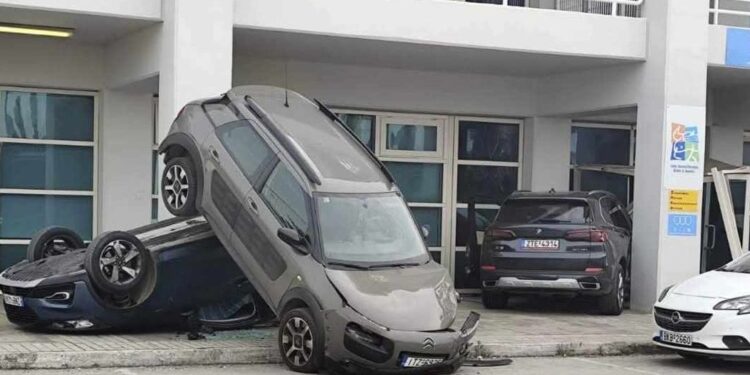 Τροχαίο στο ΟΑΚΑ: Κόλλησε το γκάζι, έπεσε σε παρκαρισμένο αυτοκίνητο και ένα ακόμα αναποδογύρισε