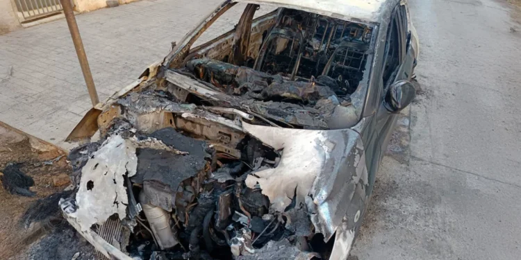 Εξάρχεια: Πεδίο μάχης με μολότοφ και φωτιές – Καταστράφηκαν ολοσχερώς 13 αυτοκίνητα, 72 προσαγωγές