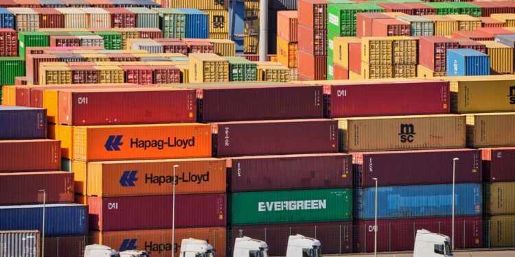 Ο δίδυμος «εφιάλτης» της ΕΕ – Δασμοί Τραμπ και πλημμύρα φθηνών κινεζικών προϊόντων