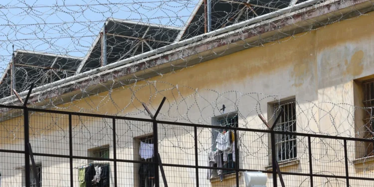 Κρατούμενος στις φυλακές Κορυδαλλού περιγράφει πώς διάβασε 300 βιβλία σε 21 μήνες: Με βοήθησαν να βγω από το σοκ και το τέλμα