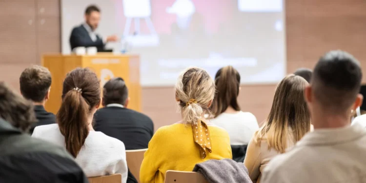 Σκάνδαλο σε ΑΕΙ της Βορείου Ελλάδος: Συγγενής καθηγητή εξασφάλιζε συμβάσεις για να κάνει μαθήματα επί 18 έτη χωρίς να έχει αναγνωρισμένο πτυχίο